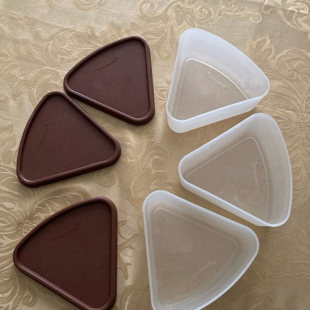 3 Tupperware in Brown Pie or Pizza Slice Keeper #1799-0 with Lid #l1800-3